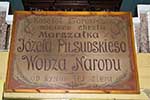 ”Kościół Sorokpolski, miejsce chrztu Marszałka Józefa Piłsudskiego, Wodza Narodu, od synów tej ziemi.”